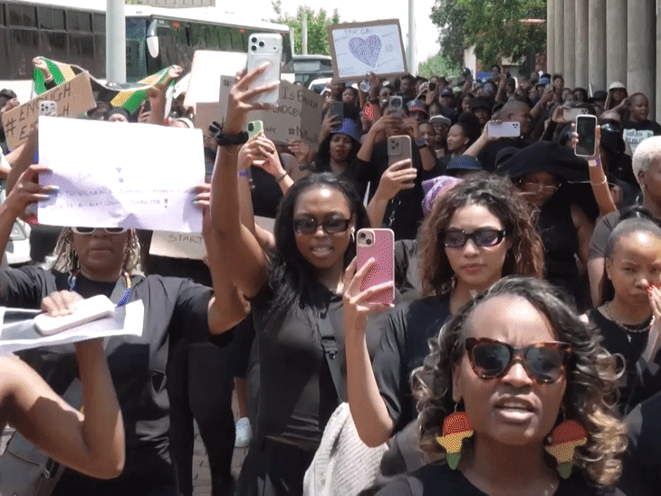 महिलाओं के खिलाफ हिंसा के विरोध में मार्च निकालती महिलाएं।