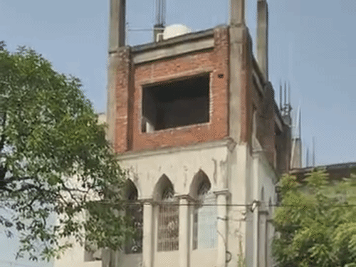 पाकिस्तानी कनेक्शन और विदेशी फंडिंग से ब्रिटिश मौलाना खलीलाबाद में गर्ल्स मदरसा चला रहा था। जहां संतकबीरनगर, बस्ती, आजमगढ़ और अन्य प्रांतों की लड़कियां रहती थीं।