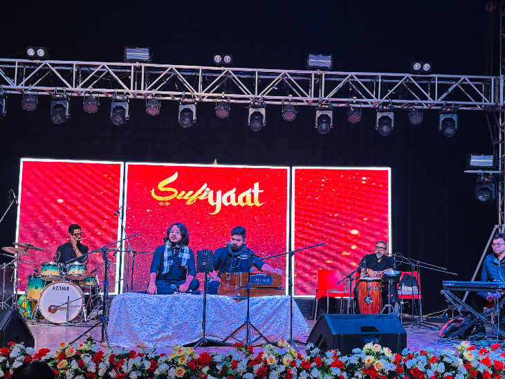 सांस्कृतिक कार्यक्रमों की प्रस्तुति देते सूफियात बैंड