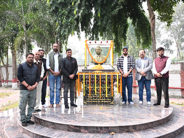 क्रिकेटर मुकेश कुमार दिवगंत शिक्षाविद् के जयंती समारोह में शामिल होने पहुंचे थे।