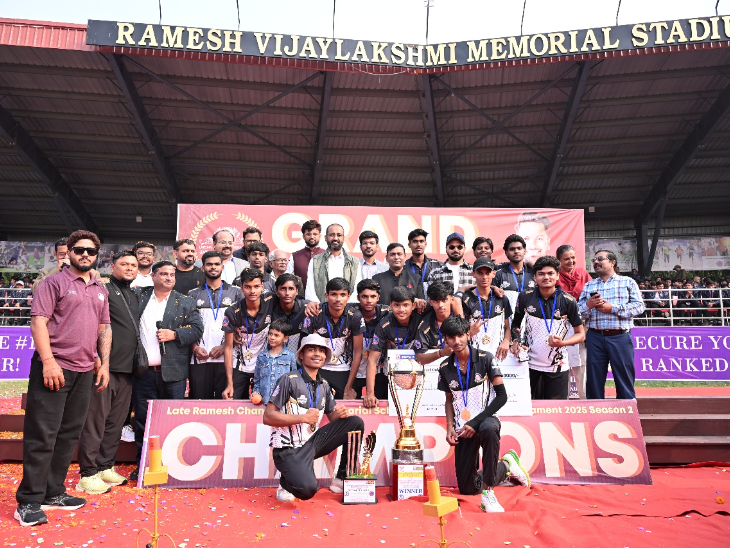 क्रिकेटर मुकेश कुमार के साथ विजेता टीम।