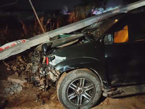 तेज रफ्तार दो कारों की टक्कर