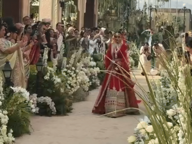 लाल लहंगे दुल्हन सभी मेहमानों के बीच से होते हुए स्टेज तक पहुंची।