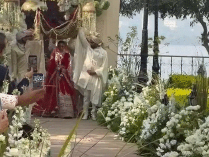 दुल्हन अपने भाइयों के साथ शादी में पहुंची।