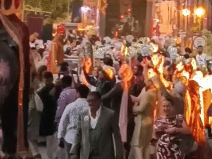 बारात में दूल्हे के दोस्तों व परिवार ने ढोल व डीजे पर जमकर डांस किया। इस शादी में अमेरिका, ब्राजील सहित कई देशों से गेस्ट पहुंचे हैं।