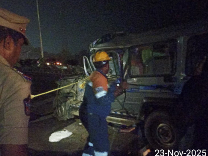 हादसे में चार लोगों की मौत हाे गई, जबकि ट्रैक्स गाड़ी बुरी तरह क्षतिग्रस्त हो गई।