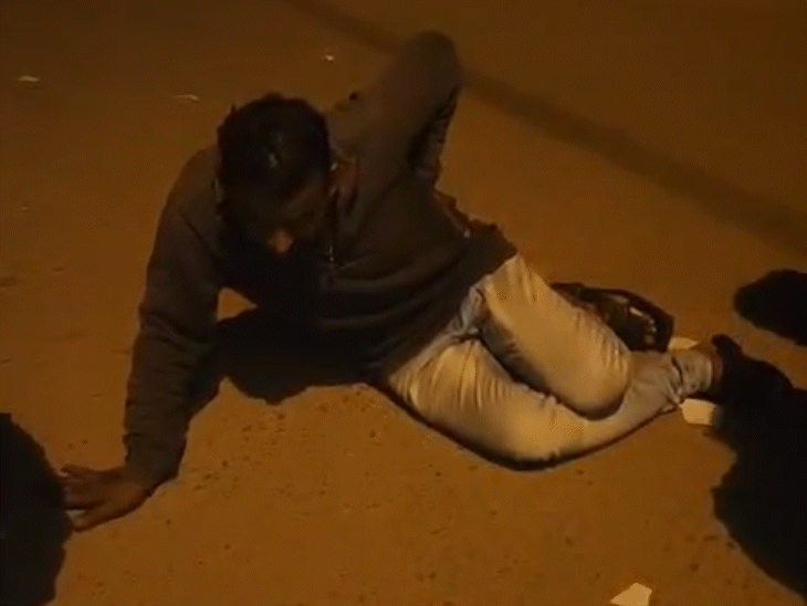 कोर्ट से बाहर आते ही प्रमोद सड़क पर गिर गया।