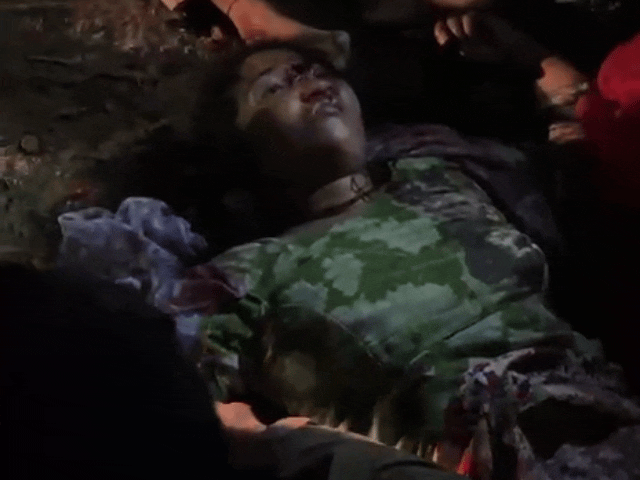 सड़क पर पड़े महिला और ड्राइवर के शव।