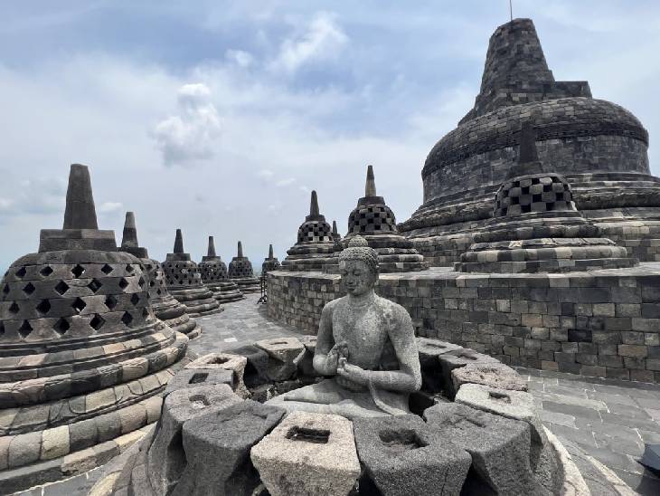 इंडोनेशिया के जावा स्थित बोरोबुदुर बौद्ध मंदिर। नौवीं सदी में निर्मित इस मंदिर को दुनिया का सबसे बड़ा बौद्ध मंदिर माना जाता है। करीब 15 हजार वर्गमीटर में फैले मुख्य परिसर में बुद्ध की 504 मूर्तियां स्थापित हैं। यूनेस्को ने इसे विश्व धरोहर भी घोषित कर रखा है। - Dainik Bhaskar