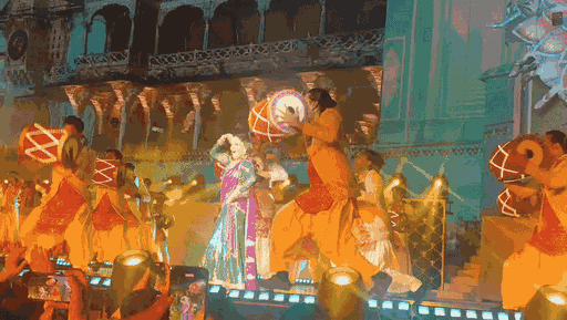 डांसिंग क्वीन माधुरी दीक्षित भी शनिवार को रॉयल वेडिंग में पहुंची। उन्होंने घूमर जैसी राजस्थानी बैकग्राउंड वाले सॉन्ग पर डांस किया। उनका देसी लुक भी काफी पसंद किया गया।