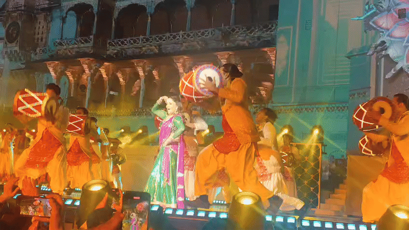 বলিউড অভিনেত্রী মাধুরী দীক্ষিত ঘূমার ও পুষ্প চলচ্চিত্রের শ্রীবল্লী গানে একটি বিশেষ পারফরম্যান্স দিয়েছেন।