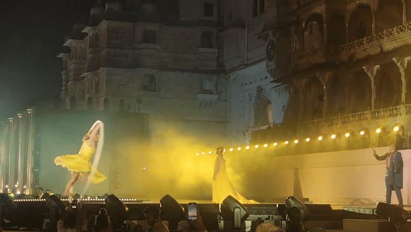 रॉयल वेडिंग में रात करीब 9 बजे से 11:30 बजे माणक चौक में डांस और सर्कस की परफॉर्मेंस हुई। इसके बाद होटल लेक पैलेस में आफ्टर पार्टी हुई।