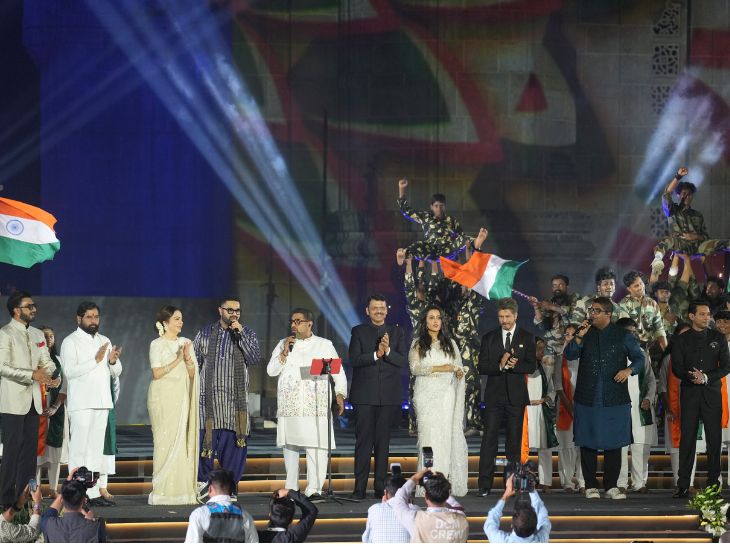 तस्वीर में बाएं से दाएं- एक्टर रणवीर सिंह, महाराष्ट्र के उपमुख्यमंत्री एकनाथ शिंदे, रिलायंस फाउंडेशन की अध्यक्ष नीता अंबानी, सिंगर सिद्धार्थ महादेवन और शंकर महादेवन, CM फडणवीस और उनकी पत्नी अमृता फडणवीस, एक्टर शाहरुख खान, सिंगर शिवम महादेवन और एक्टर विक्रांत मेसी गेटवे ऑफ इंडिया पर 'ग्लोबल पीस ऑनर्स 2025' में शामिल हुए।