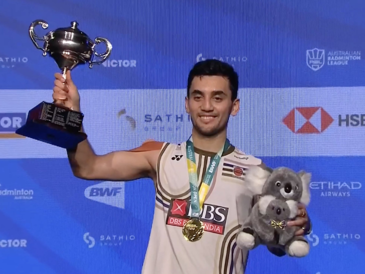 फाइनल जीतने के बाद लक्ष्य सेन ट्रॉफी के साथ जश्न मनाते हुए। - Dainik Bhaskar