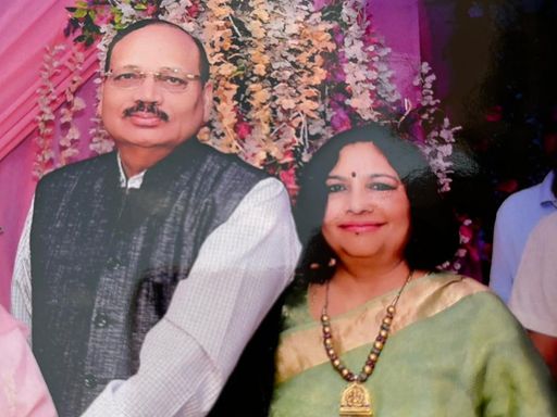 इस तस्वीर में जस्टिस सूर्यकांत अपनी पत्नी सविता के साथ हैं। सविता इंग्लिश की प्रोफेसर रही हैं।