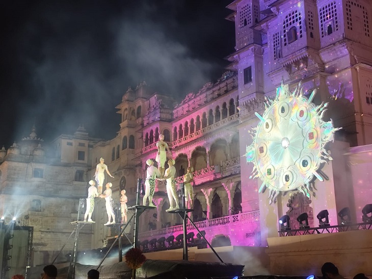 ঘূমরে নাচছেন মাধুরী দীক্ষিত।