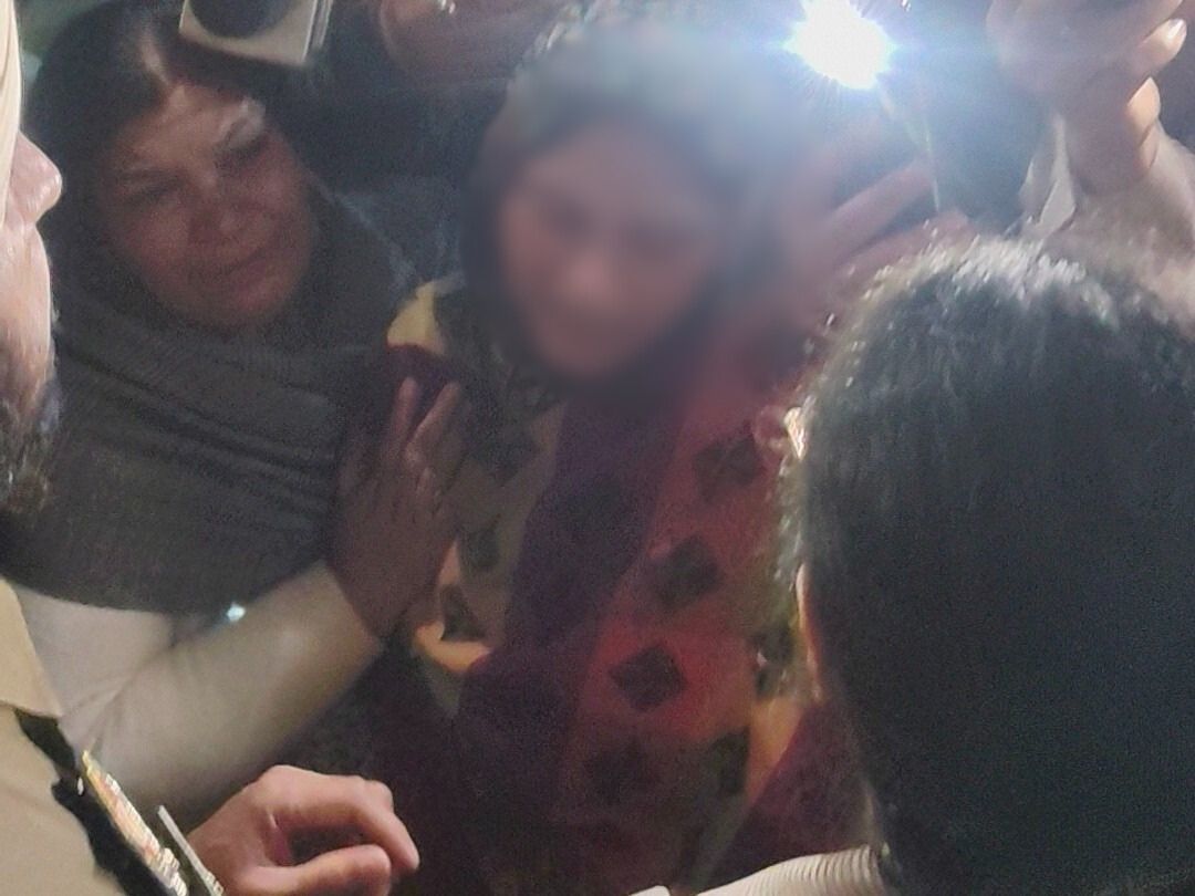 घटना के बाद विलाप करते परिजन और बच्ची की मां।