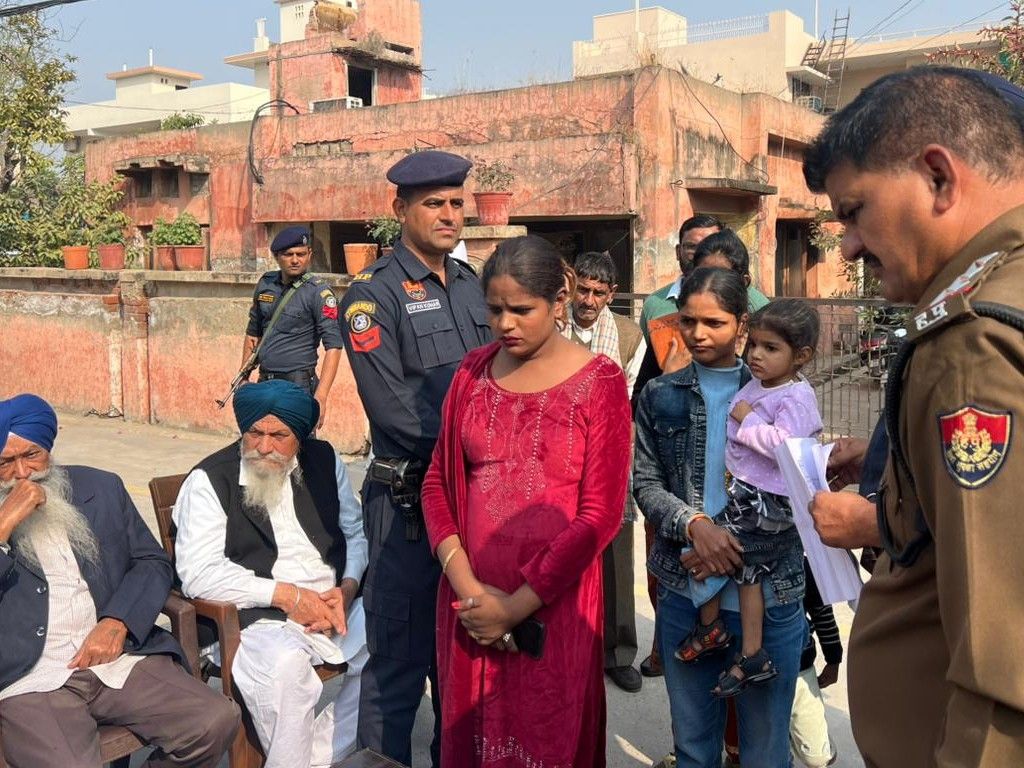 अपनी शिकायत को लेकर मंत्री अनिल विज के सामने पहुंची किन्नर।