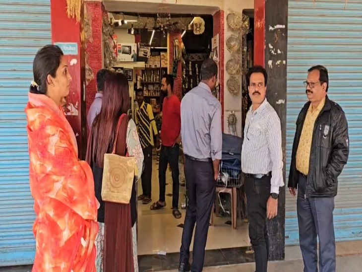 ACB और EOD टीम ने चोपड़ा मेटल शॉप का ताला खुलवाया।