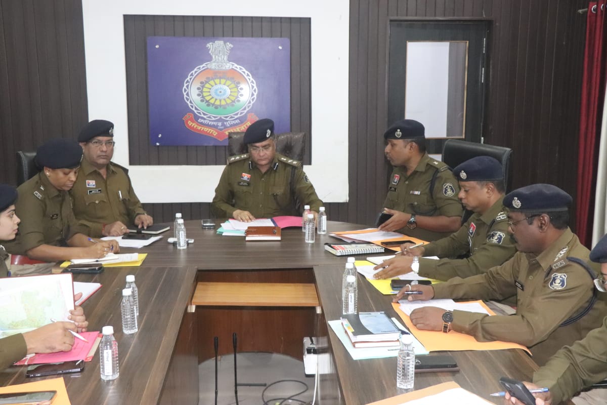 दुर्ग एसएसपी विजय अग्रवाल ने पुलिस अफसरों की बैठक।