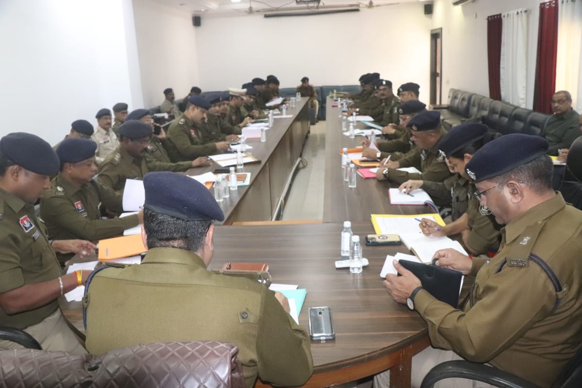दुर्ग जिल के सभी थाना और चौकी प्रभारी हुए बैठक में शामिल।