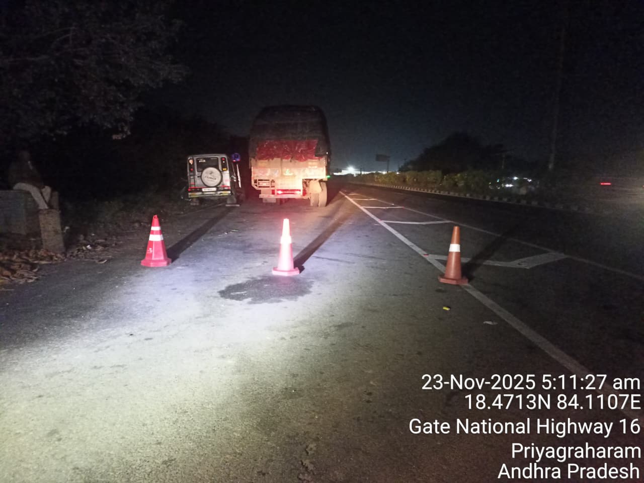 हादसे के बाद ट्रक और ट्रैक्स को रोड़ किनारे लगाया गया।