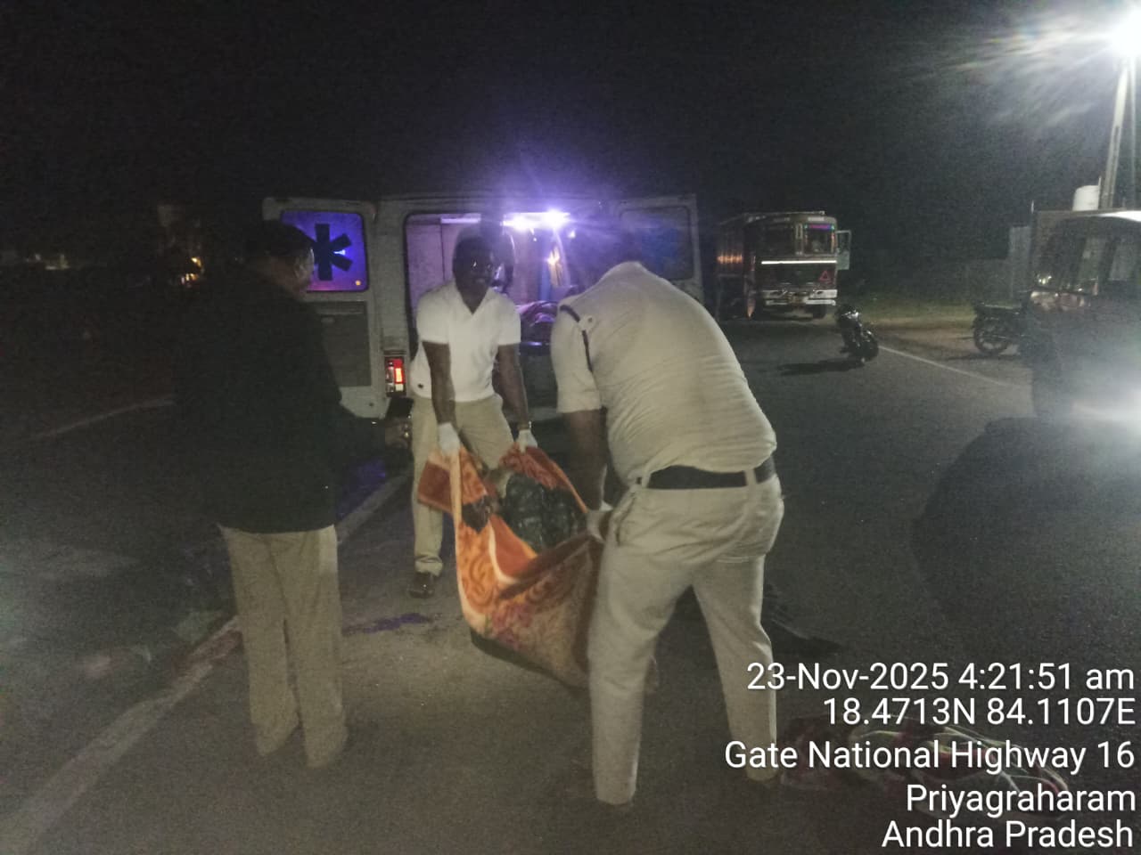 हादसे की सूचना मिलने के बाद हाईवे के गश्ती स्टाफ और पुलिस ने राहत एवं बचाव कार्य किया।