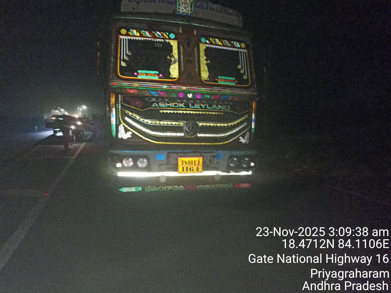 हाईवे पर खड़े ट्रक में जा घुसी थी ट्रैक्स गाड़ी।