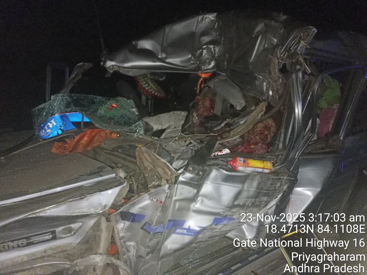 दुर्घटनाग्रस्त ट्रैक्स गाड़ी आगे से पूरा हिस्सा चकनाचूर हो गई।