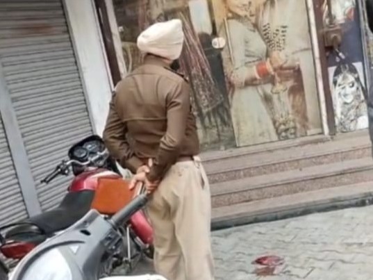 मौके पर पहुंचे पुलिस अधिकारी जांच करते हुए। - Dainik Bhaskar