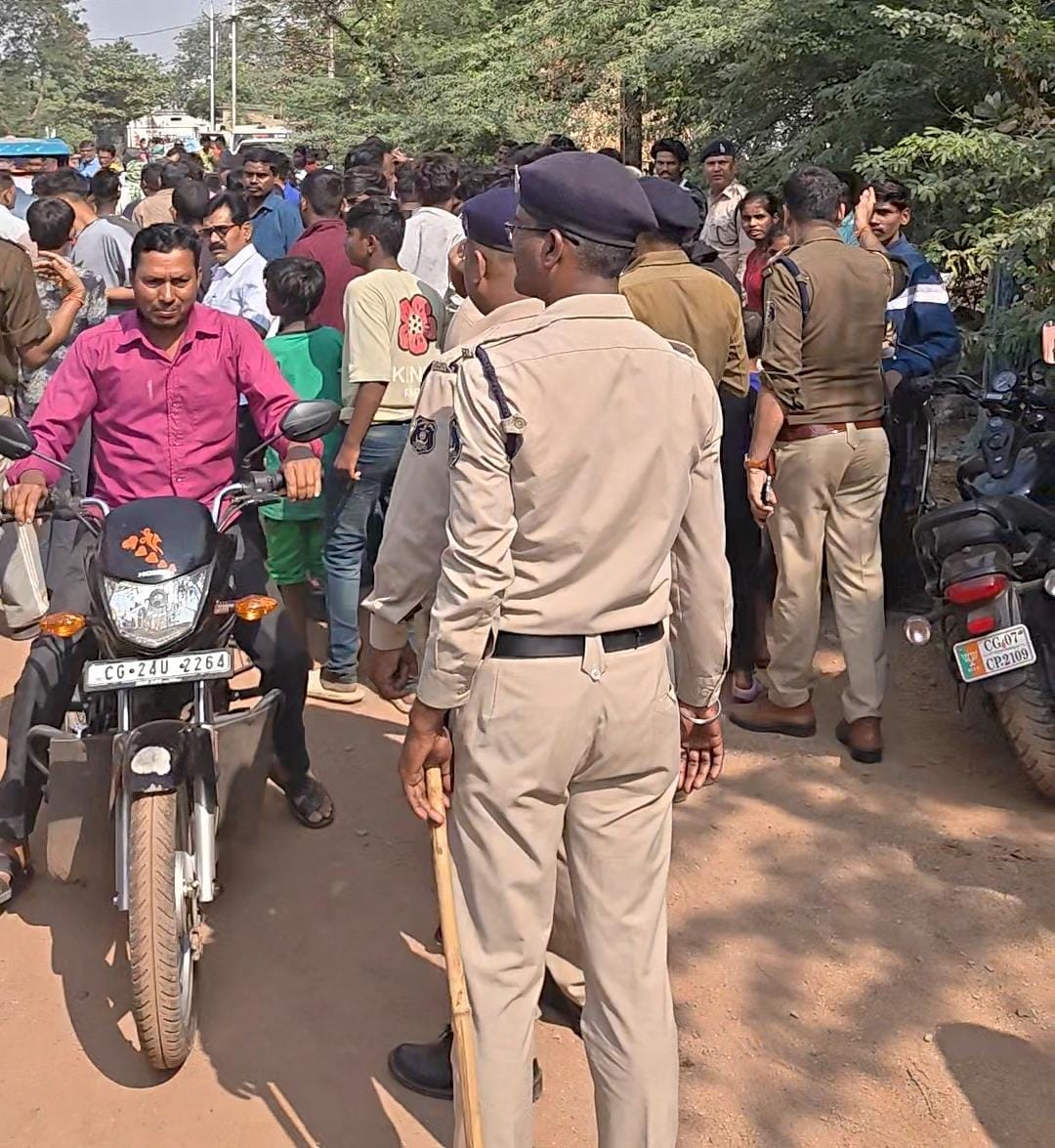 तनाव की स्थिति बढ़ने पर बड़ी संख्या में पुलिस फोर्स हुई तैनात।