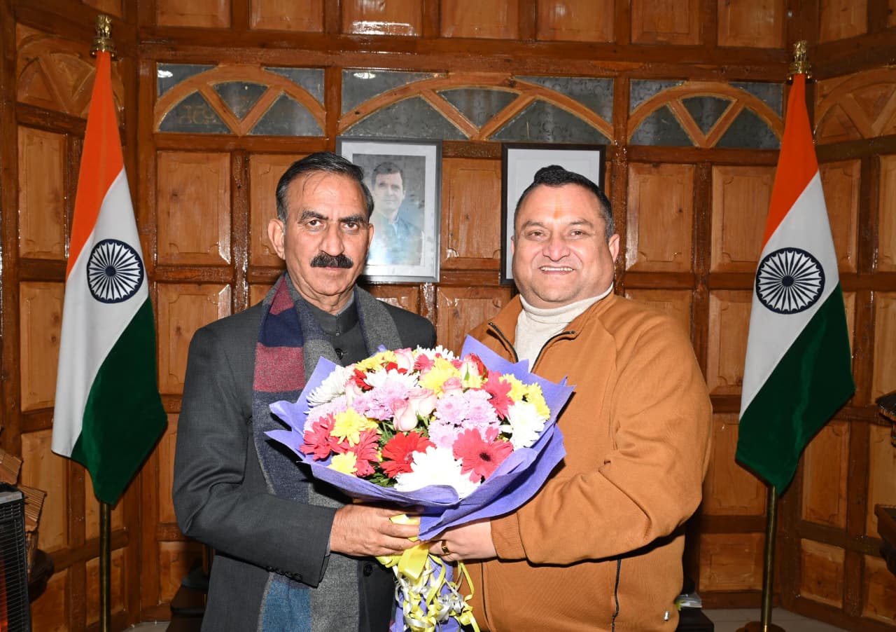 अध्यक्ष बनने के बाद मुख्यमंत्री से मिलने पहुंचे विनय कुमार।