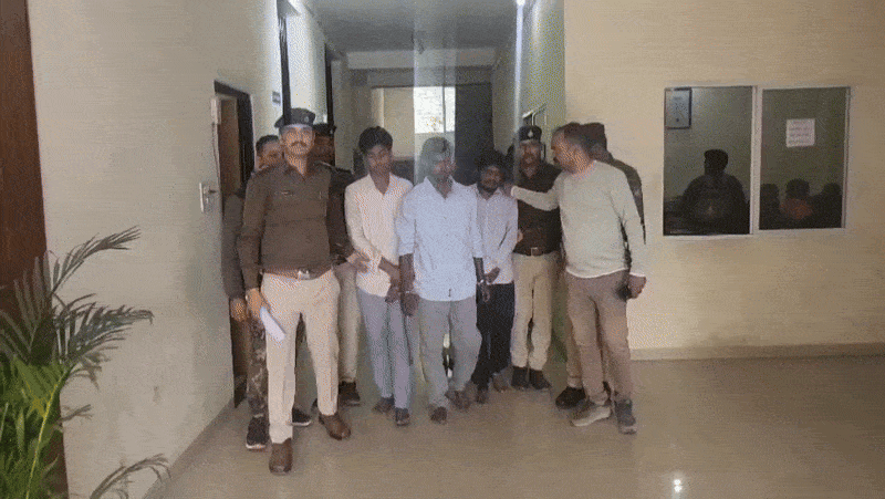 पुलिस गिरफ्त में तीनों आरोपी।