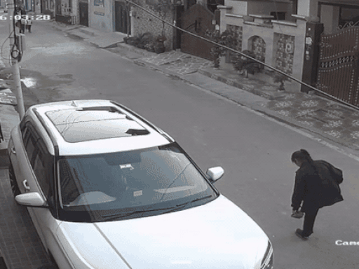 गली में खड़ी एक कार का सहारा लेकर वह अपने जूते ठीक करती है।