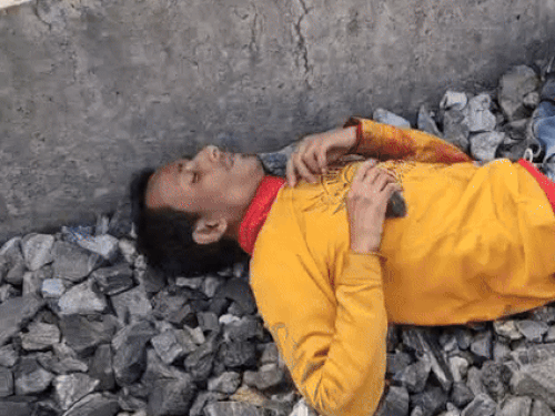 ट्रेन की चपेट में आया युवक।