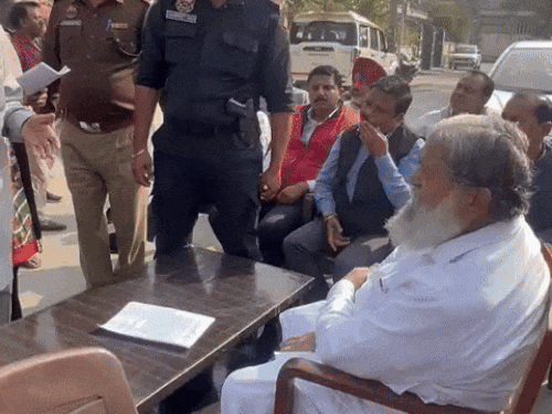 मंत्री अनिल विज को अपनी शिकायत सुनाते लोग।