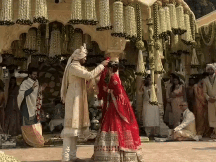 दूल्हा-दुल्हन ने एक दूसरे को वरमाला पहनाई।