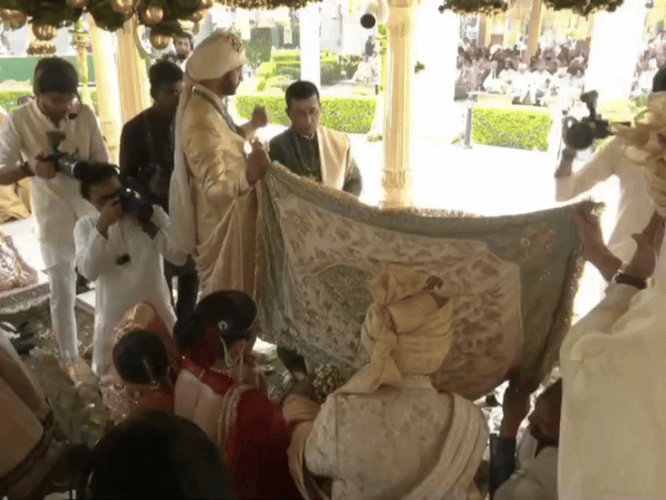 इस दौरान कन्यादान परंपरा निभाई गई। दुल्हन के परिवार ने कन्यादान किया।