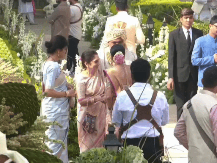 रॉयल वेडिंग को लेकर दुनिया भर से मेहमान पहुंचे थे, इस पर परिवार के लोगों ने उनका स्वागत किया।