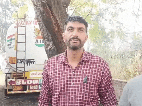 जानकारी देता प्रत्यक्षदर्शी।