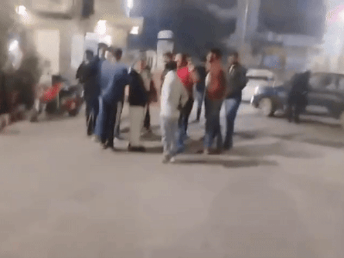 अस्पताल पहुंचे मृतक युवक के परिजन। - Dainik Bhaskar