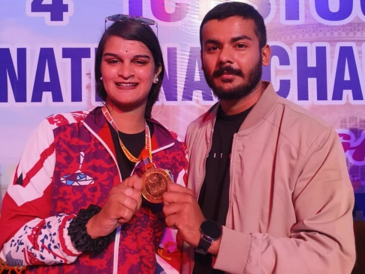 आगरा में कोच समीर शर्मा के साथ गोल्ड मेडल दिखाते हुए रितिका सिंह।