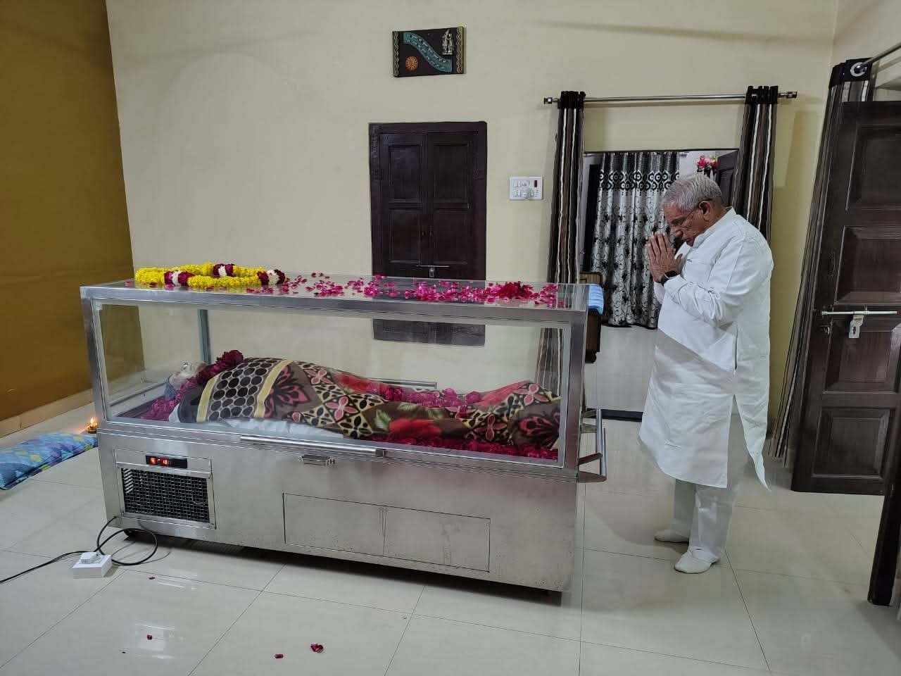 सोमनाथ त्रिहन की पार्थिव देह पर श्रद्धांजलि अर्पित करने पहुंचे सीकर के विधायक राजेंद्र पारीक।