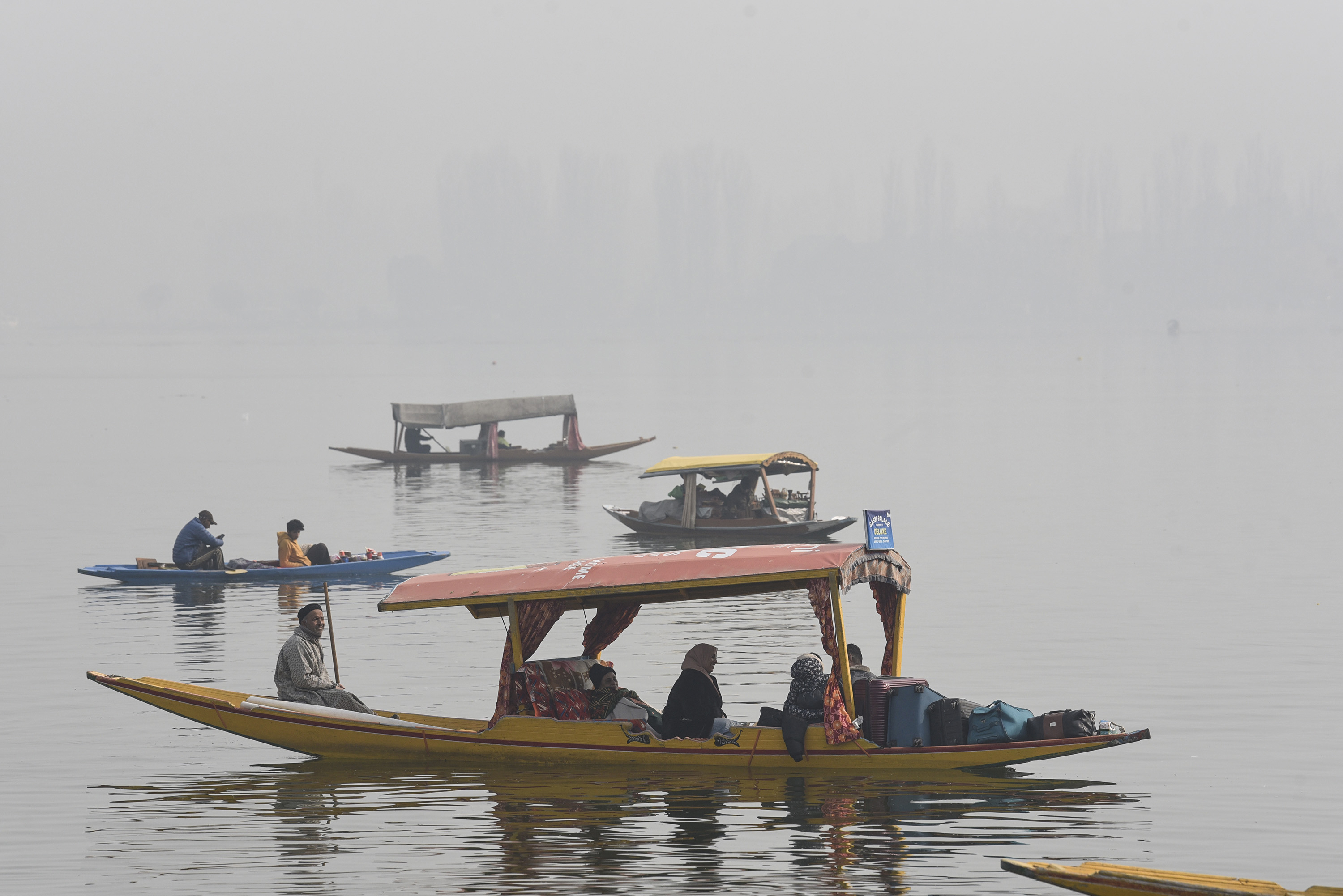 जम्मू-कश्मीर: श्रीनगर में डल झील पर सोमवार को धुंध छाई रही।