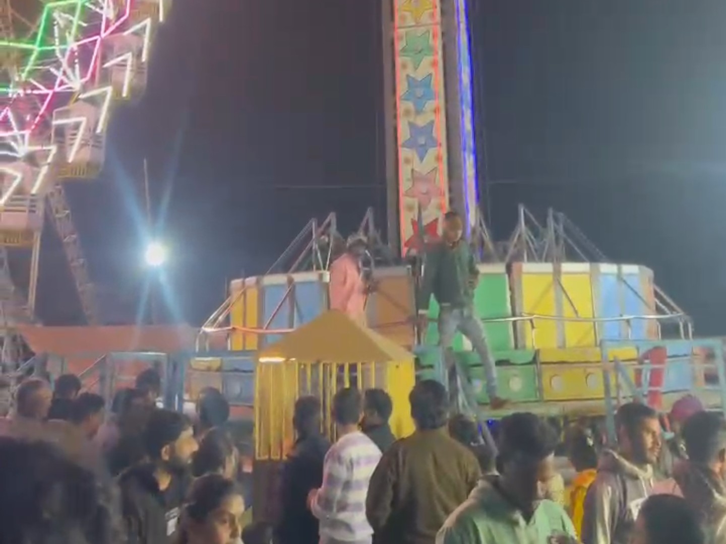 करीब 20 मिनट की मशक्कत के बाद तकनीकी टीम ने सिस्टम को रीसेट कर झूले को धीरे-धीरे नीचे लाया।