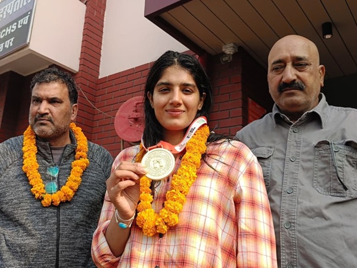 गोल्ड मेडल दिखाते हुए बॉक्सर नूपुर श्योराण