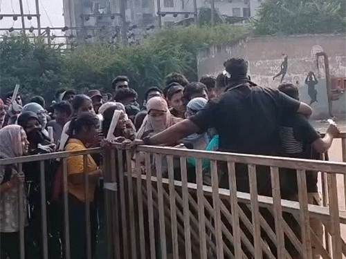 रायपुर में वनडे टिकट बिक्री शुरू होते ही लाइन में युवाओं के बीच धक्का-मुक्की।