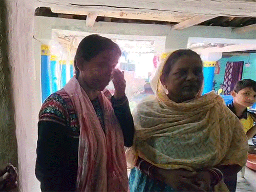 टीचर काजल साहू अपनी गलती मानते हुए रोने लगी।