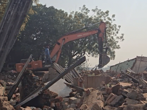 20 जेसीबी मशीनों से गिराए जा रहे हैं अवैध निर्माण।