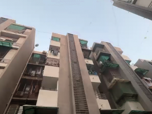 इसी अपार्टमेंट के थर्ड फ्लोर से श्रीमाली ने लगाई मौत की छलांग।